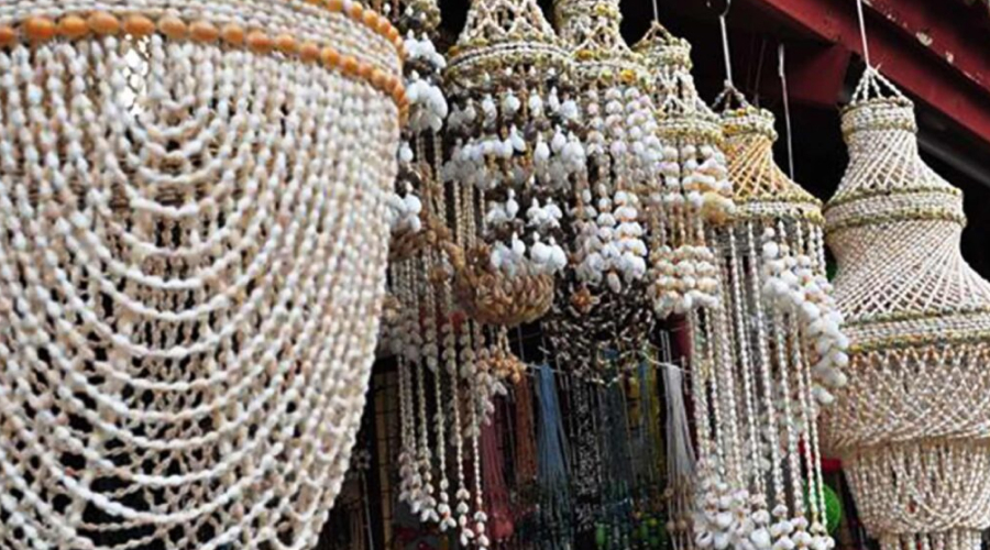 Pearls and shell handicrafts at Aberdeen Bazaar