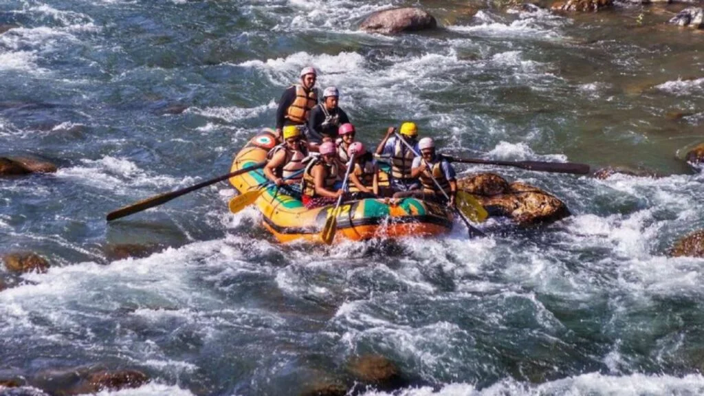 River rafting safety briefing in Himachal