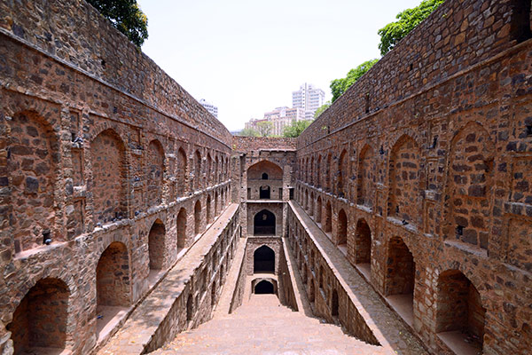 Arched side walls and geometric architecture at Agrasen ki Baoli