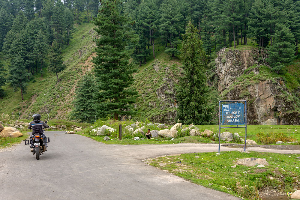 Scenic road journey to Aharbal Waterfall from Srinagar