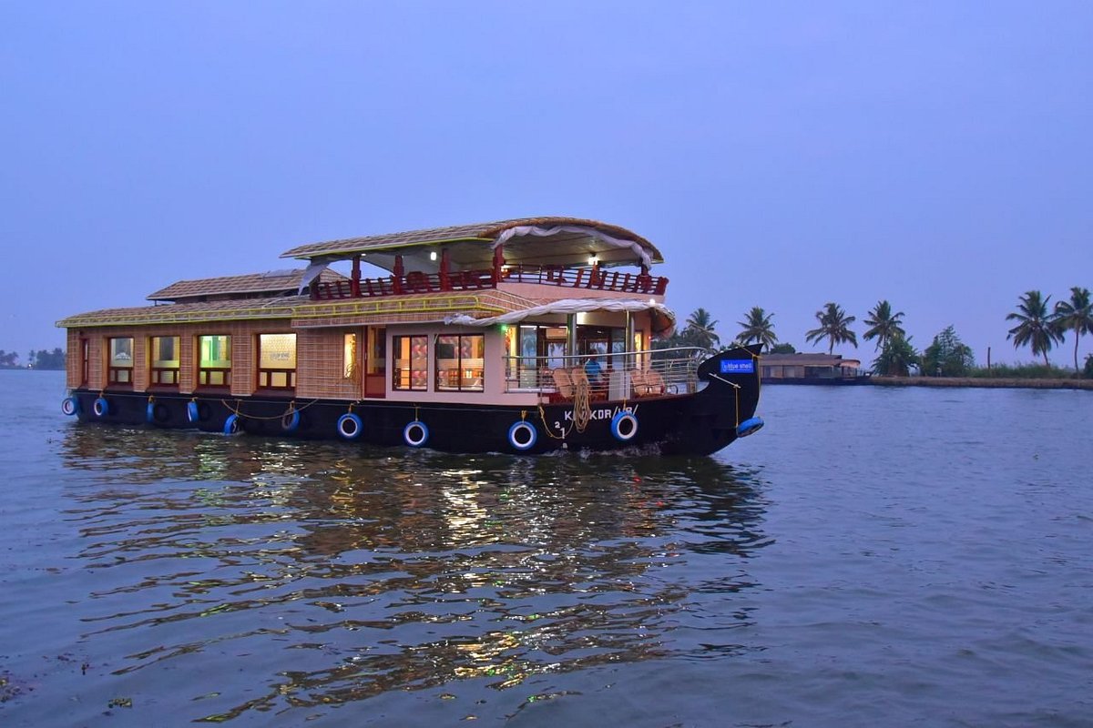 Traditional houseboat cruising in Alappuzha backwaters