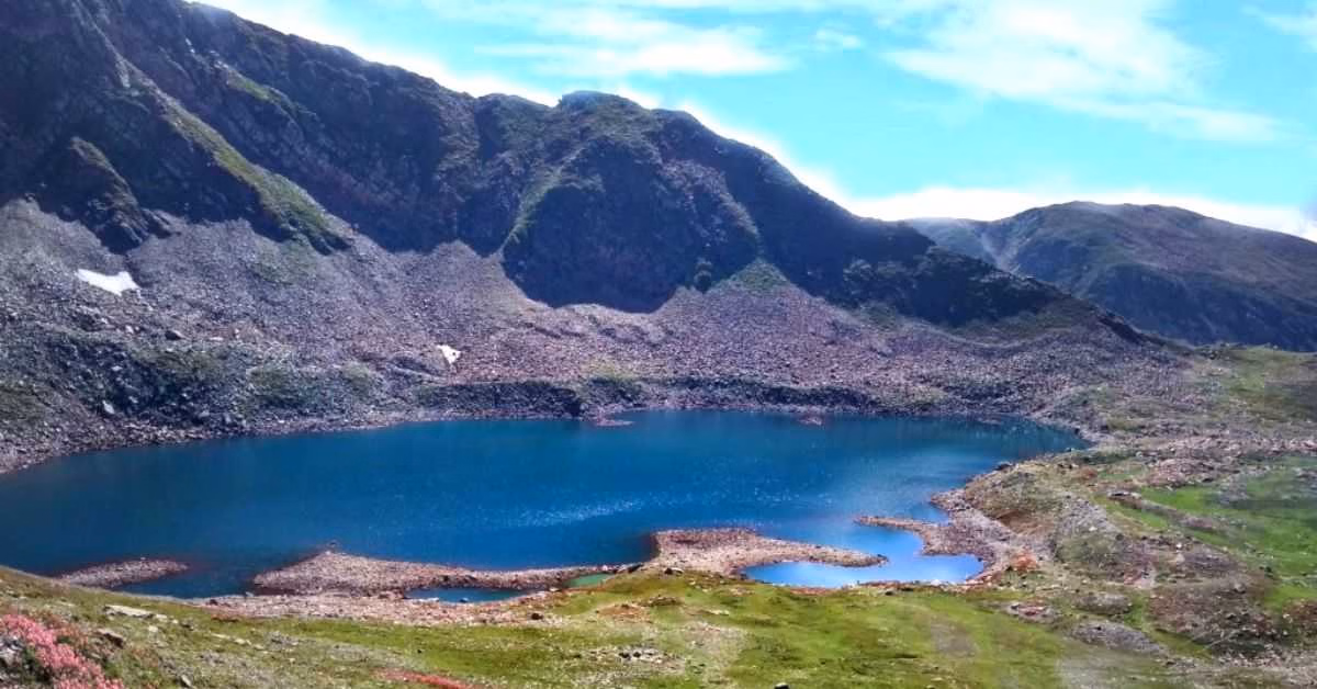 Panoramic view on Alpather Lake trek route