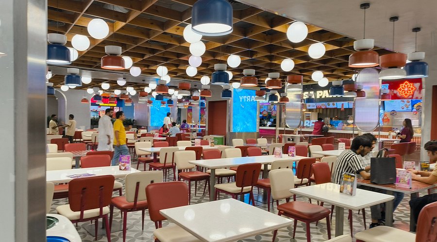 Food courts and dining options near Worlds of Wonder Noida