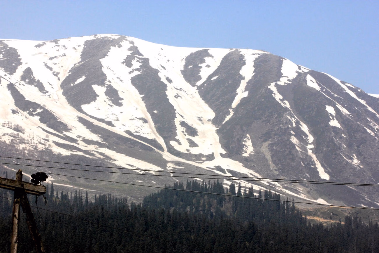Apharwat Peak covered in white snow during winter season