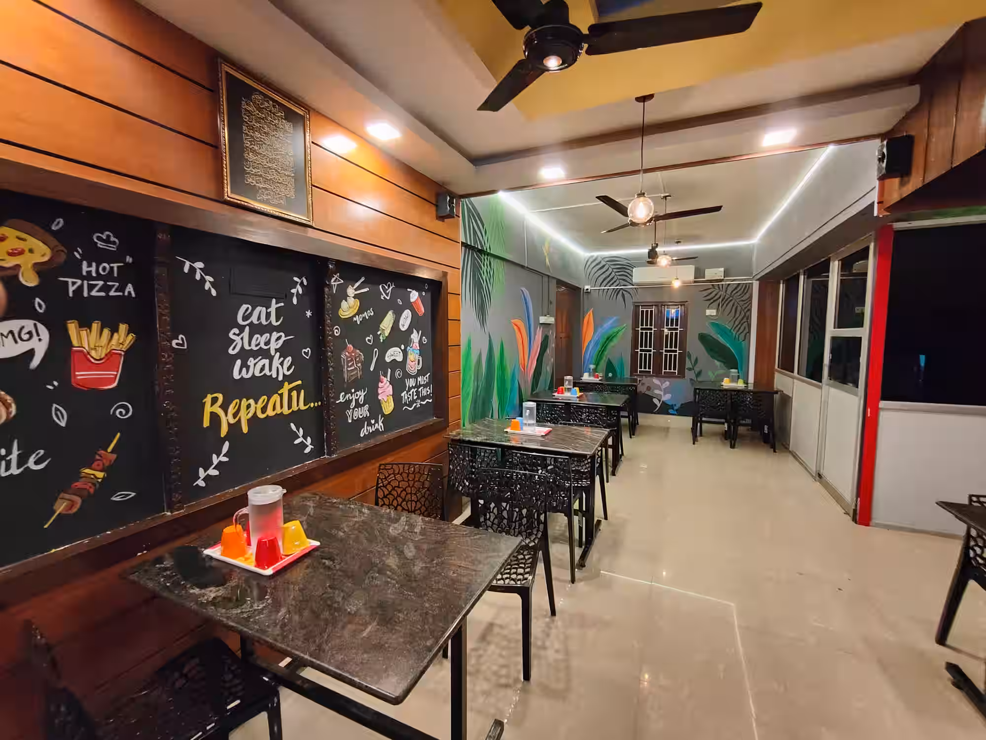 Cafe with view of Brihadeeswarar Temple in Thanjavur