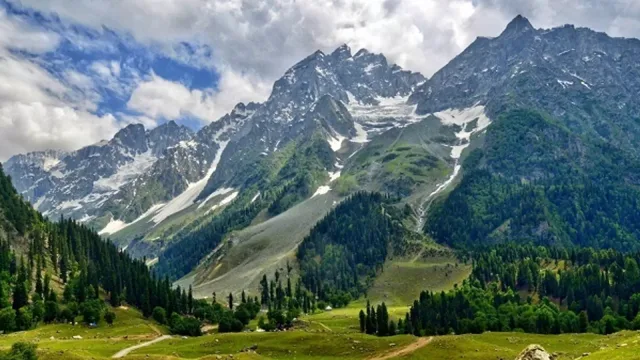 Campers following safety guidelines in Sonmarg mountains