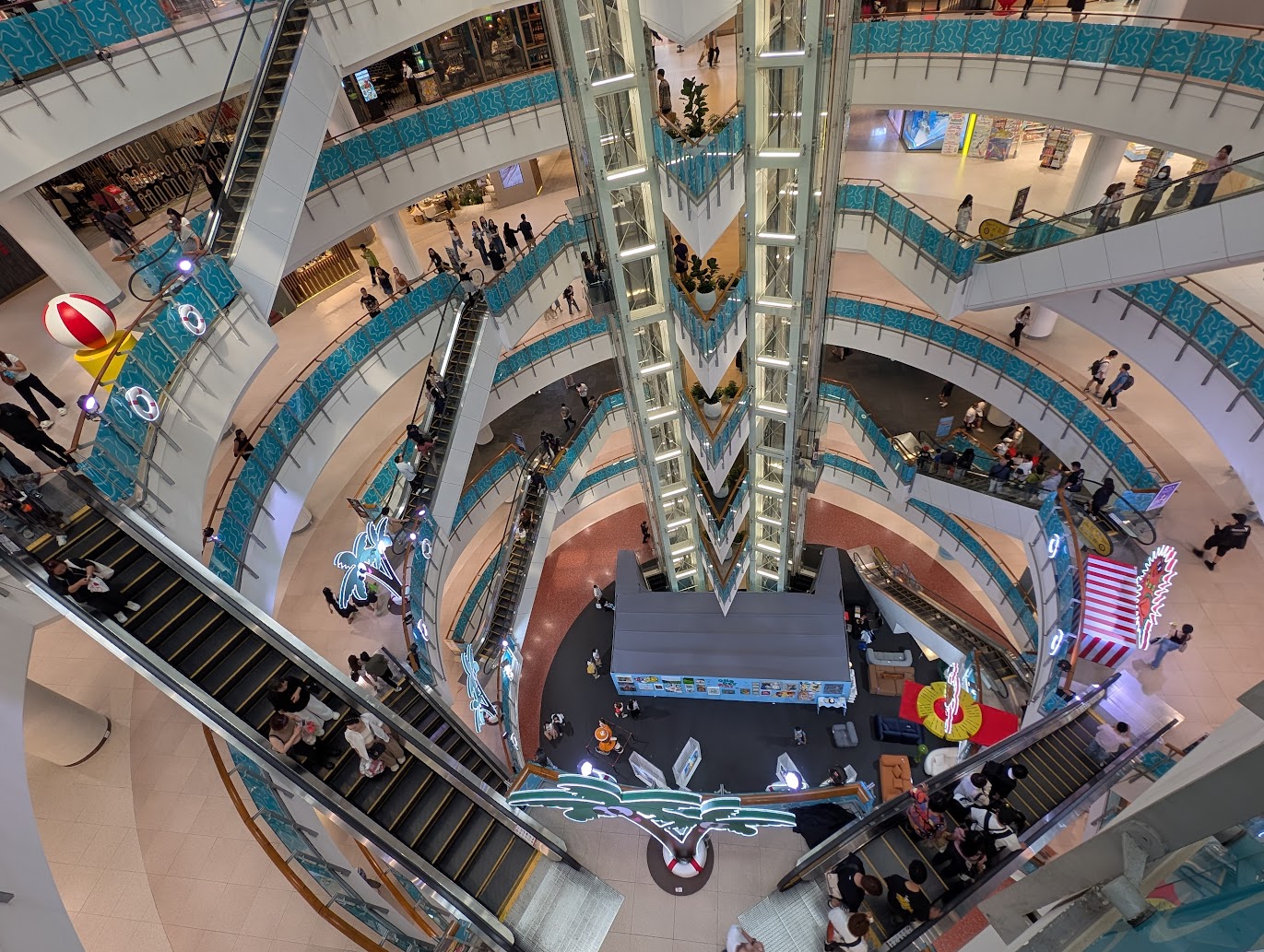 Floor zones and shopping sections at CentralWorld Bangkok