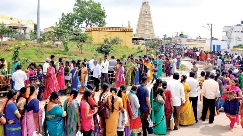 Darshan queue flow at Chamundeshwari Temple in Mysore