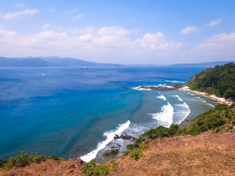 Rocky shoreline at Chidiya Tapu beach