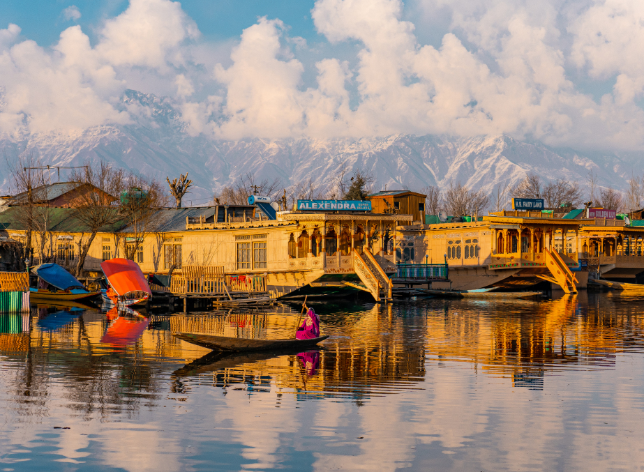 Scenic view of Dal Lake Srinagar with mountains in the background