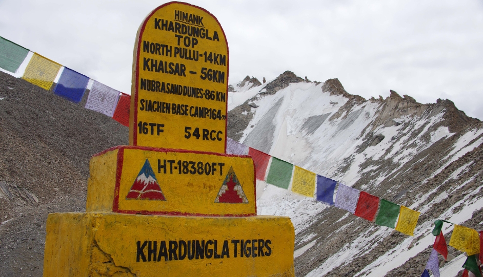 Khardung La Pass route to Diskit