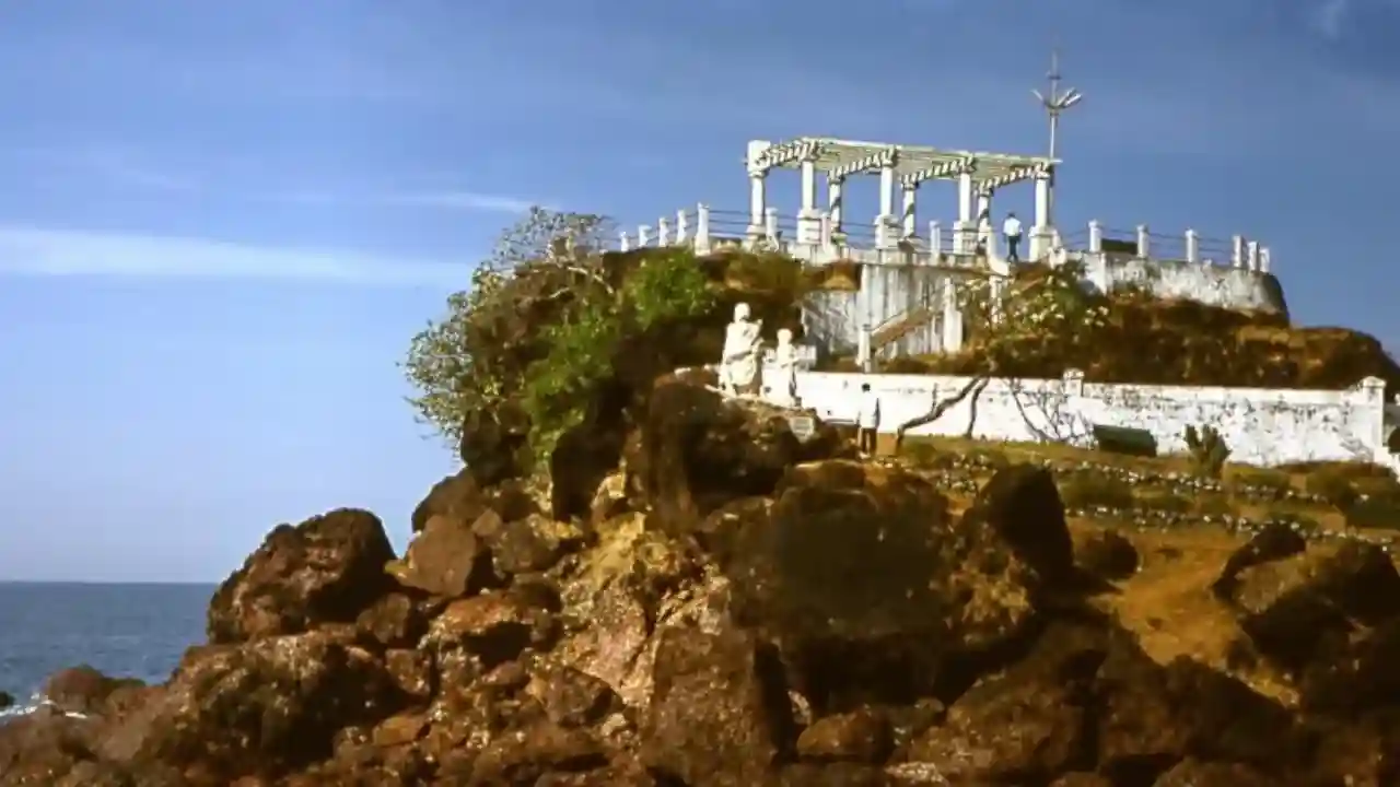 Dona Paula Rocky Coastline