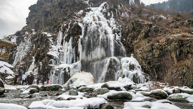 Rocky trail section near Drung Waterfall viewing area