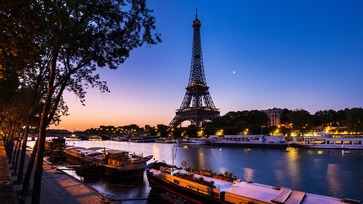 Checking real-time Eiffel Tower status online