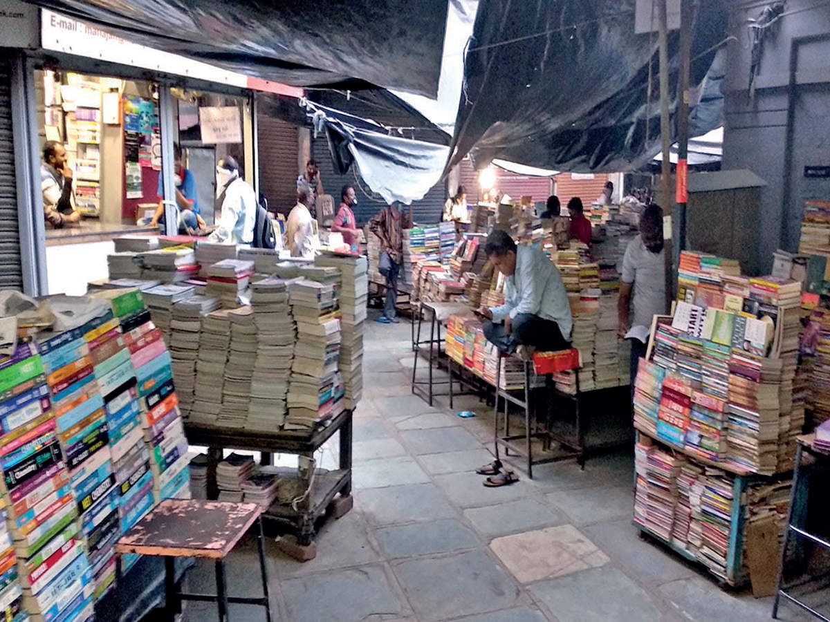 Weekend crowd at Fernandes Bridge Book Market Ahmedabad