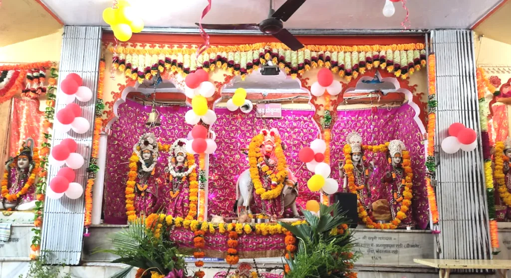 Evening prayer and aarti atmosphere at Geeta Bhawan Indore