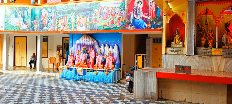 Road access and entry approach to Geeta Bhawan area in Indore