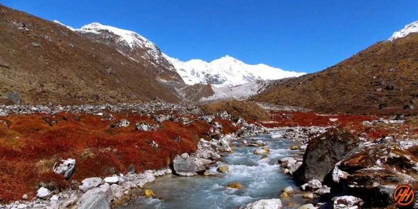 High ridge trekking trail on Goecha La route in Sikkim