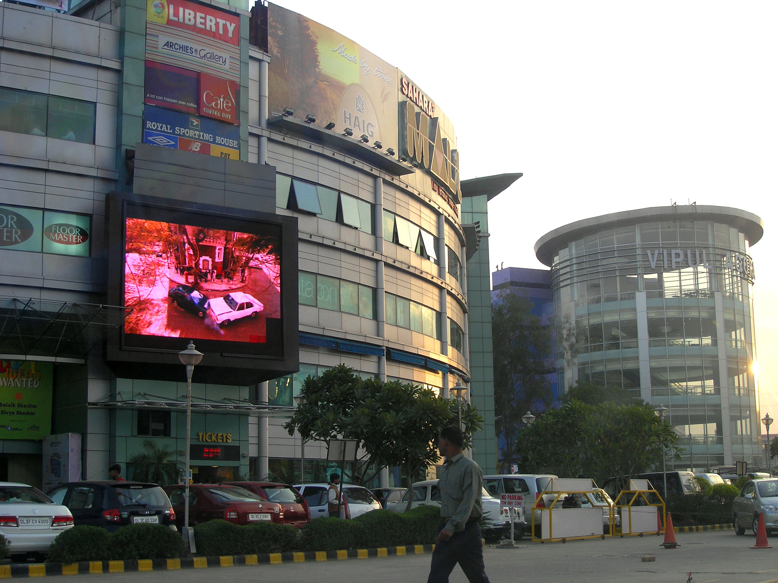 Shopping malls in Gurgaon with retail and dining