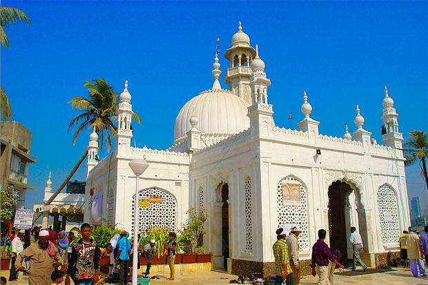 Haji Ali Dargah white marble exterior with Arabian Sea backdrop