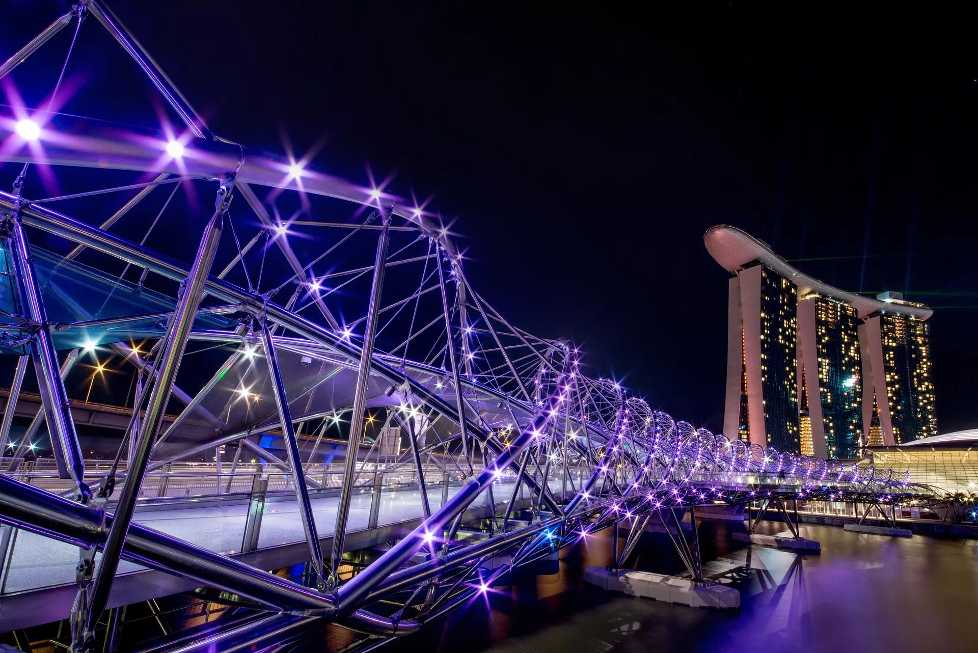 Night lighting pattern on Helix Bridge