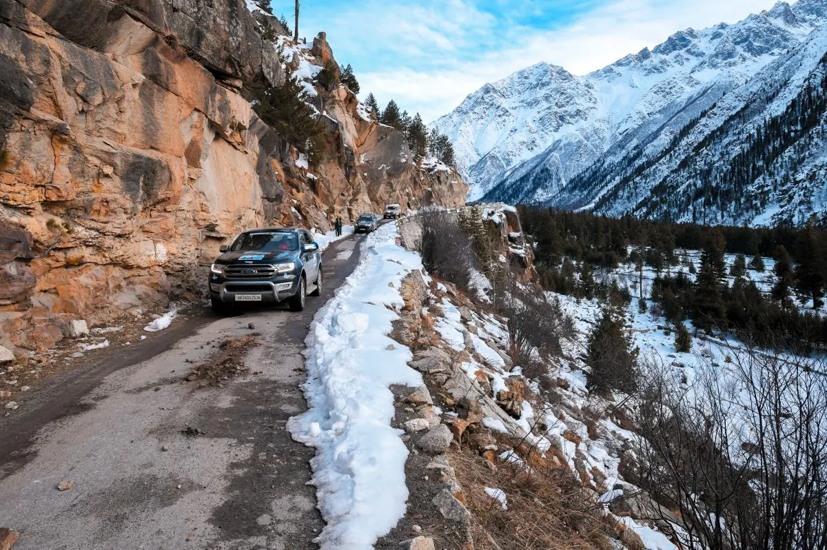 Mountain road trip route through Himachal hill stations