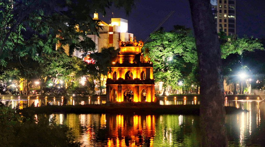Evening walking atmosphere around Hoan Kiem Lake
