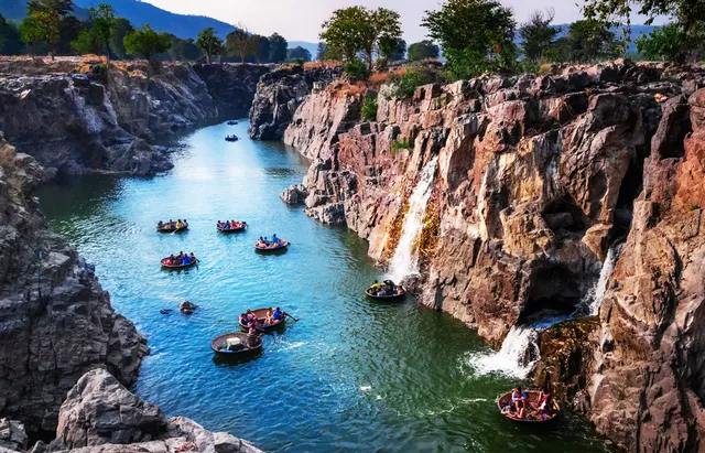 Seasonal changes at Hogenakkal Falls
