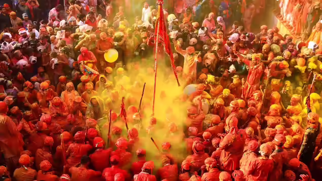Women with sticks during Lathmar Holi in Barsana