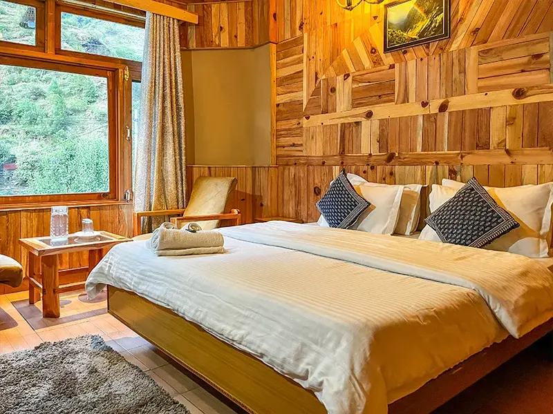 Mountain-view homestay room in Tirthan Valley
