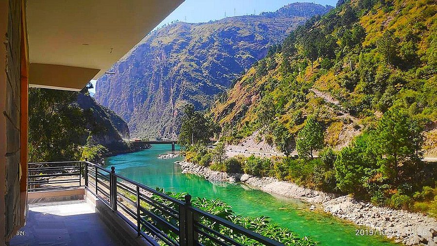 Riverside resort in Tirthan Valley
