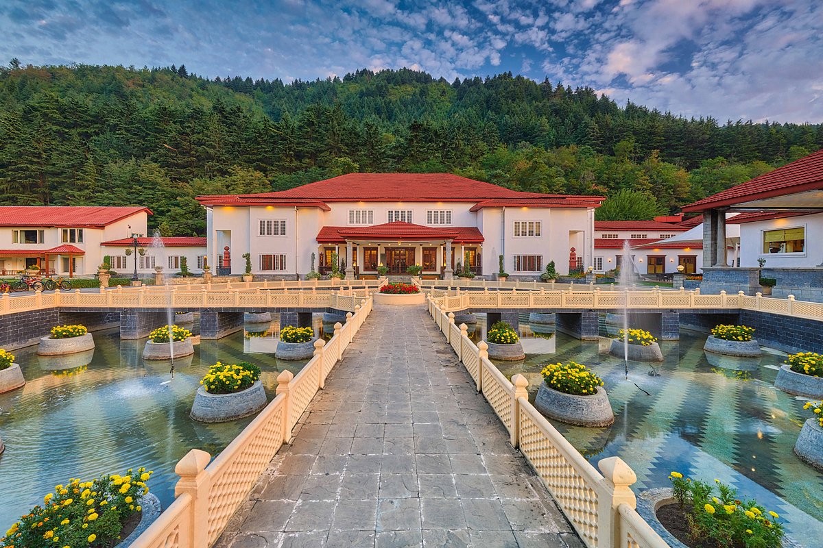 Premium hotel room with Dal Lake mountain view in Srinagar