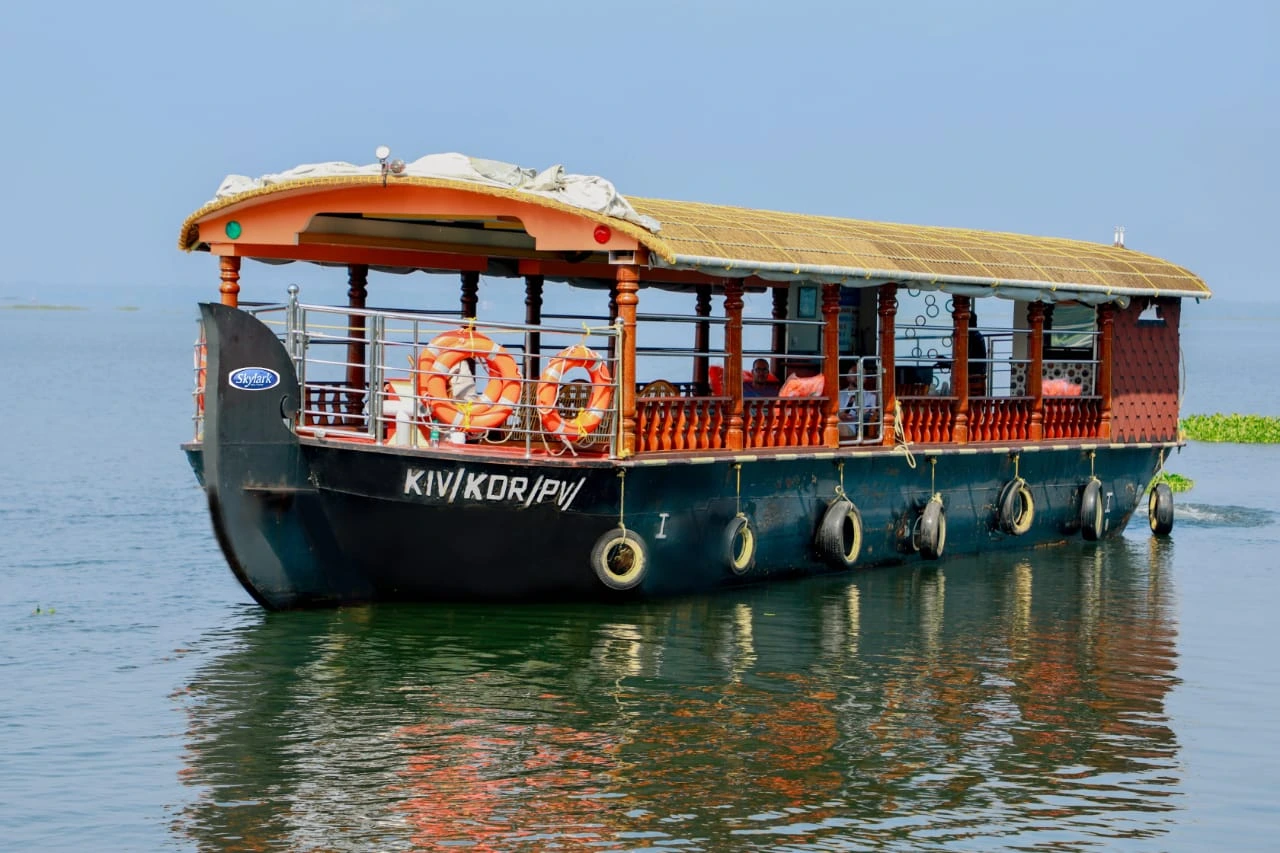 Shikara boats moving near Srinagar houseboat stays