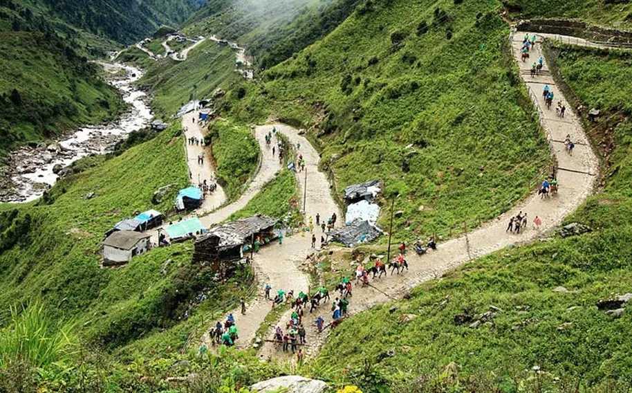 Kedarnath trekking route section with pilgrims