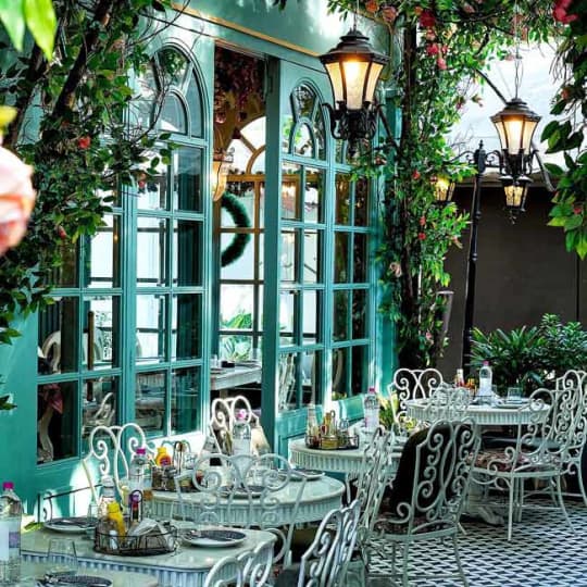 Floral-themed cafe decor in Delhi for aesthetic reels