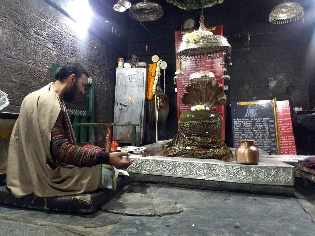 Morning aarti ceremony at Jageshwar Mahadev Temple