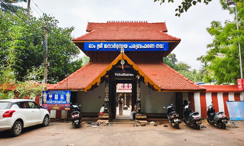 One-day Varkala itinerary combining Janardanaswamy Temple and beach experiences