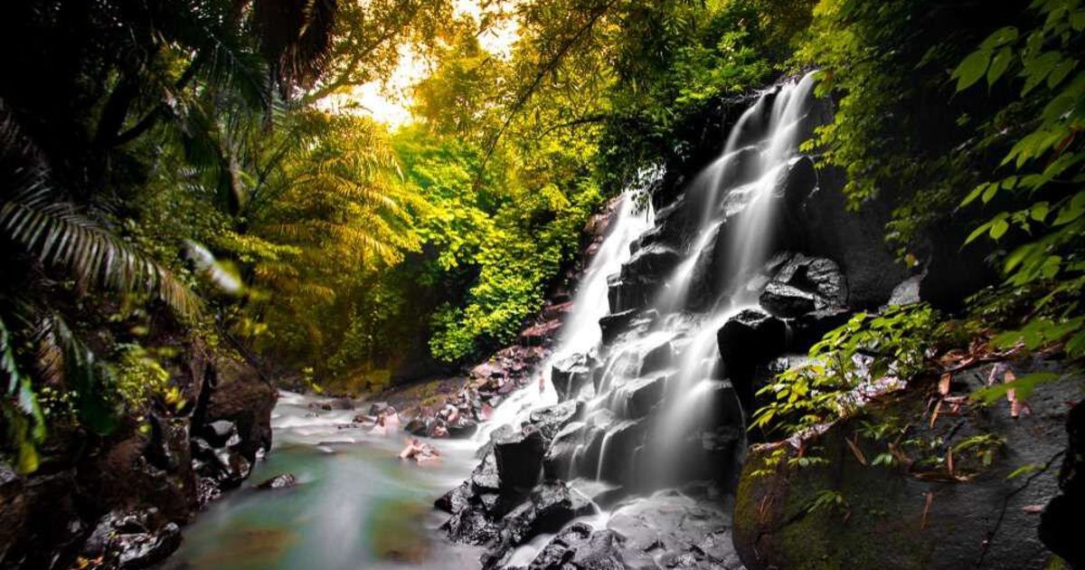 Entry trail and steps to Kanto Lampo Waterfall