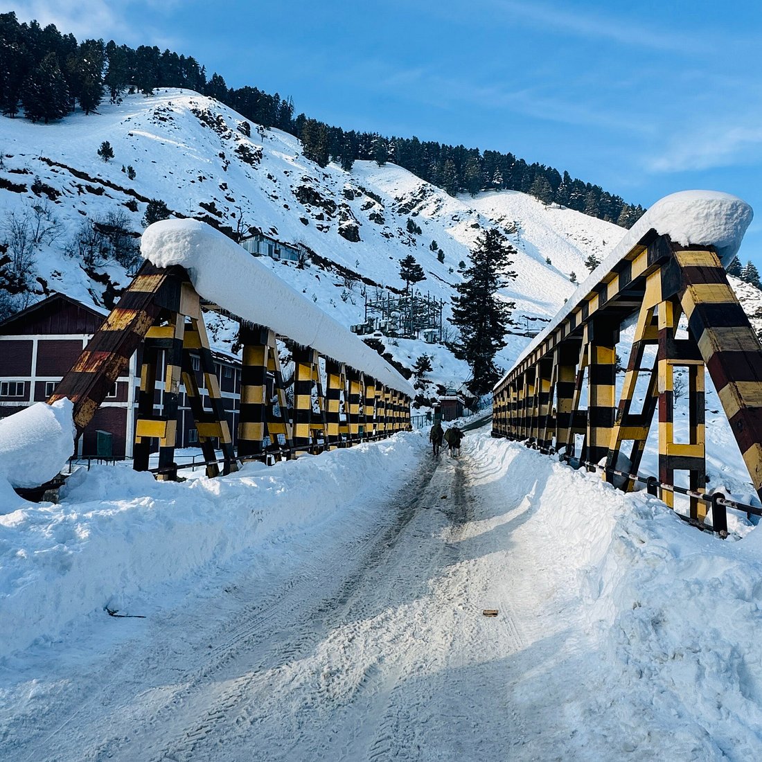 Taxi stop with mountain view in Kashmir