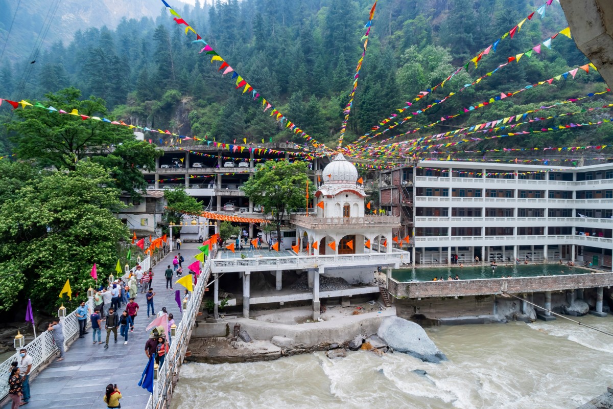 Hot water springs at Manikaran