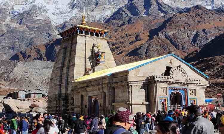 Morning darshan atmosphere near Kedarnath Temple