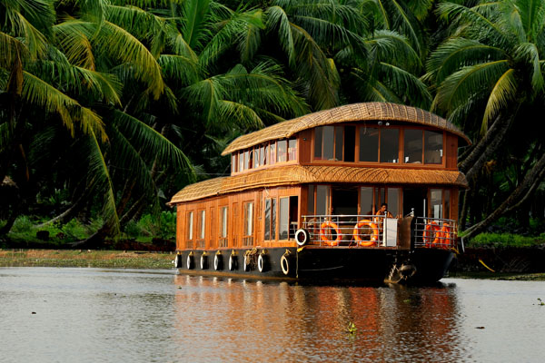 Different types of Kerala houseboats from budget to luxury