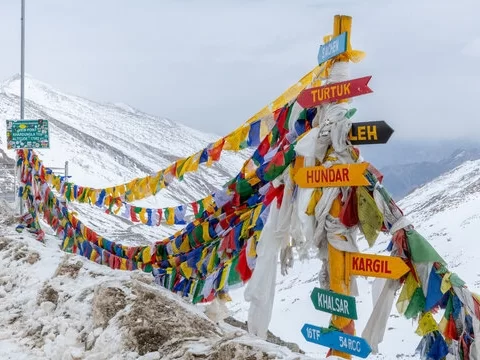 Altitude and oxygen safety guidance at Khardung La Pass