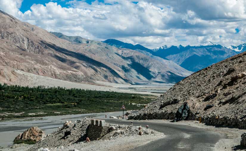 Road condition and curves on the way to Khardung La