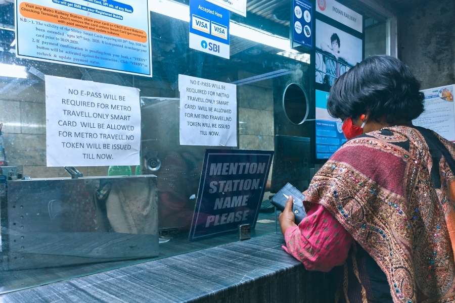 Using a metro smart card at station gates