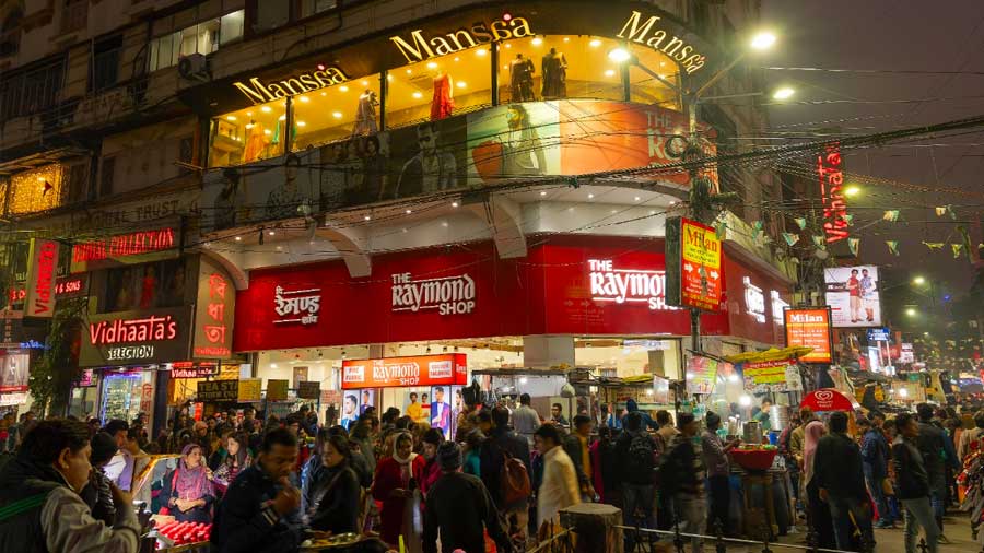 Evening market atmosphere in Kolkata