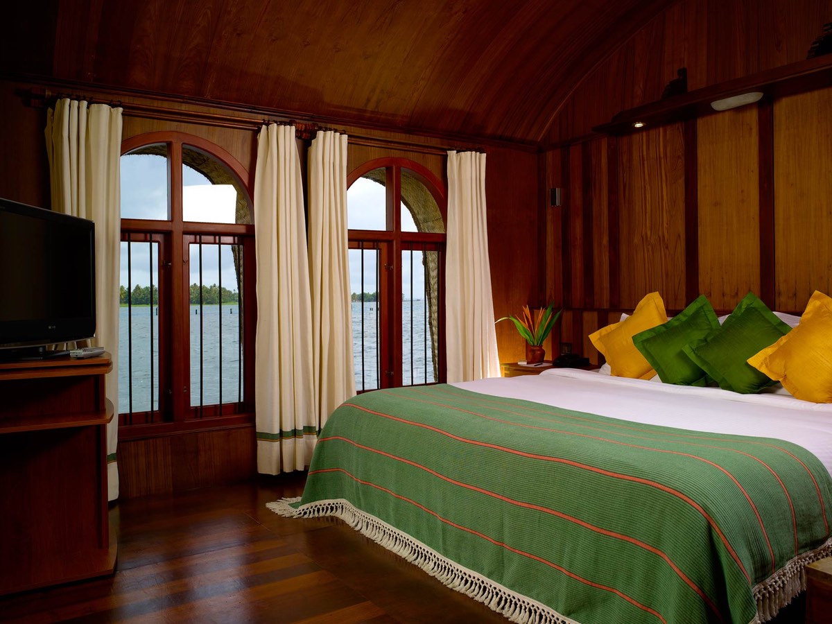 Luxury houseboat bedroom in Kumarakom