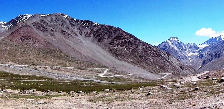 Kunzum Pass marker and high-altitude road conditions in Spiti region