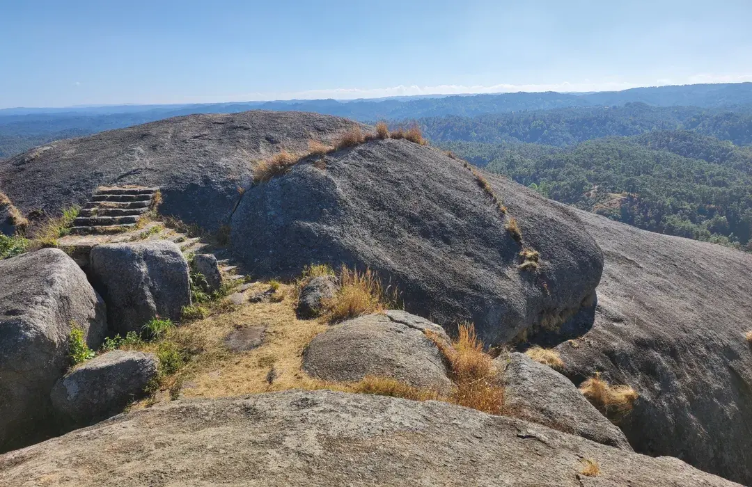 Road to Kyllang Rock through hills