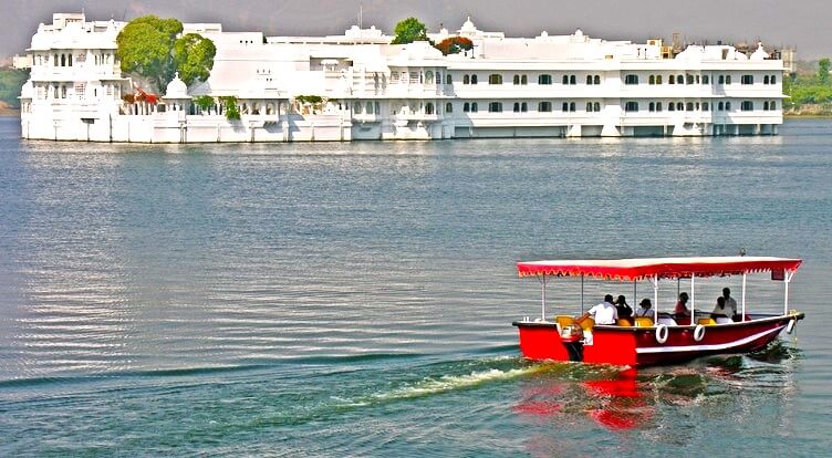 Boat ride practical tips at Lake Pichola Udaipur for first time visitors